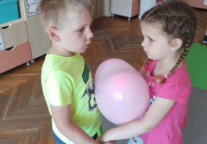 Przyjaciele w tańcu z balonem